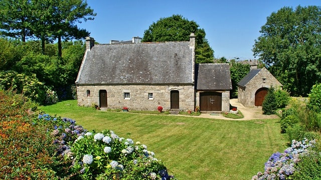 Longère à vendre en Bretagne dans les Côtes d'Armor, au bord de la mer